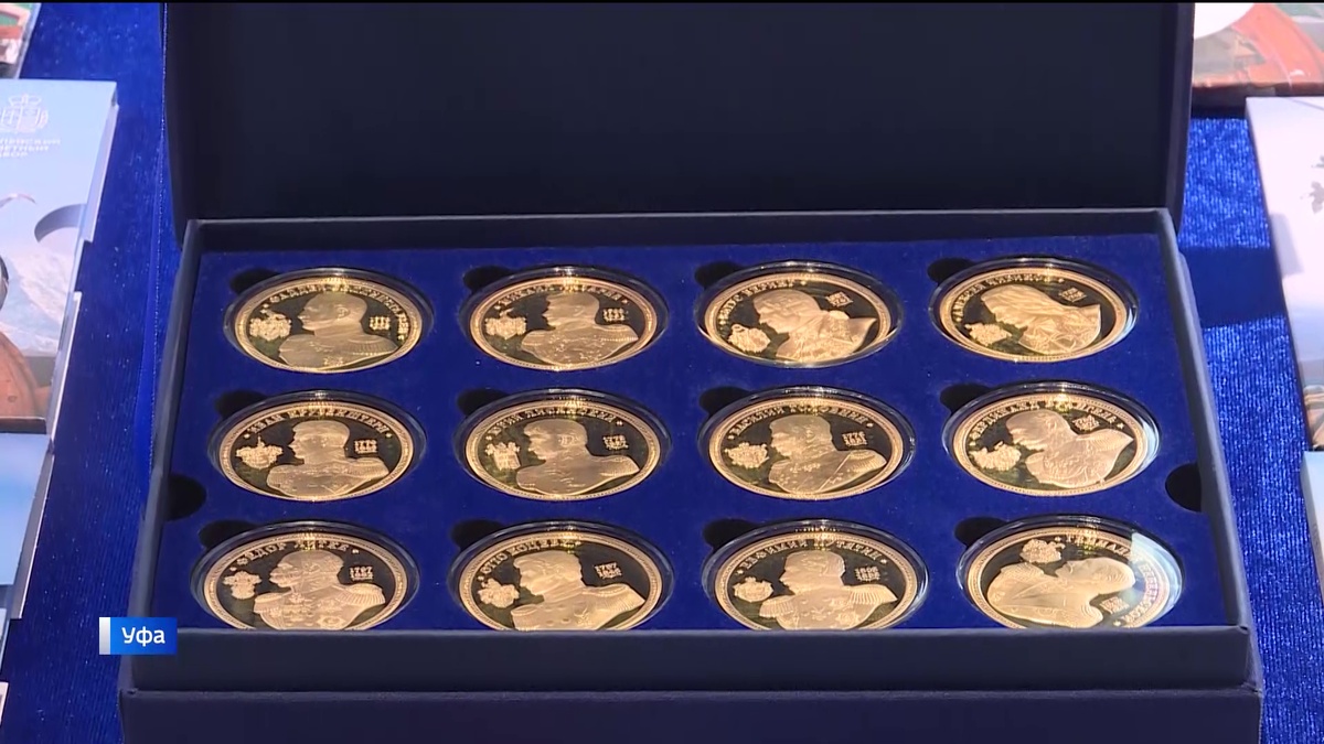    Уфимский журналист и путешественник Рустам Сиразетдинов передал музею полярников коллекцию медалей