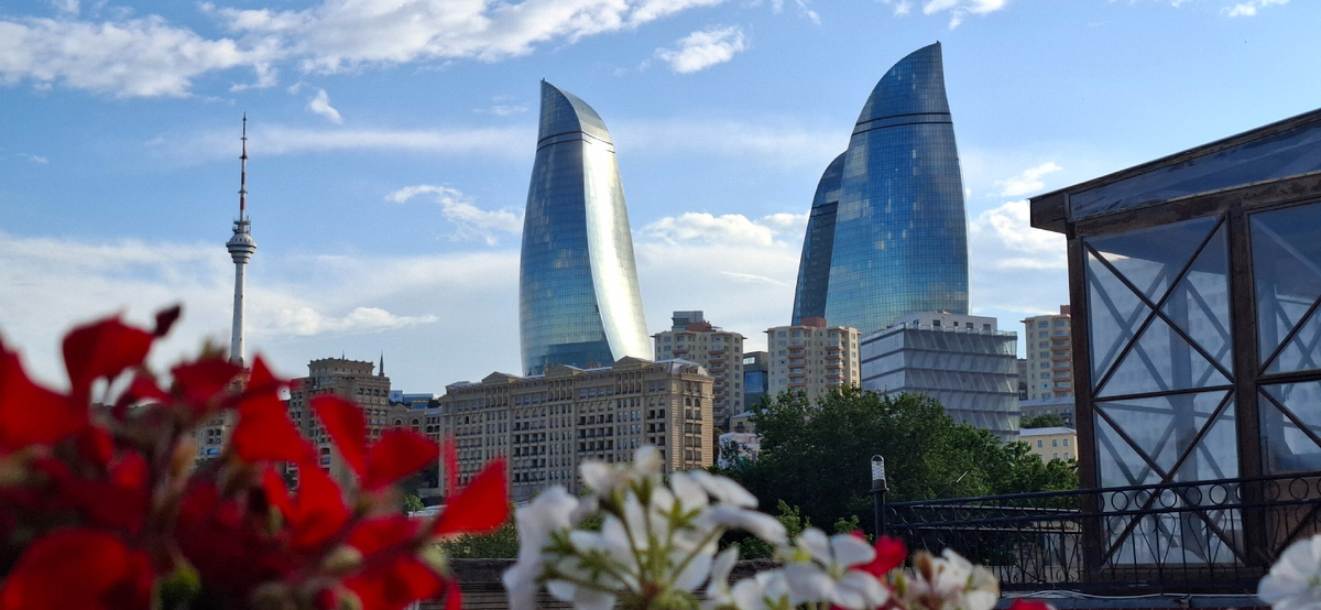 «Пламенные башни» (азерб. Alov qüllələri; англ. Flame Towers) — небоскрёбы, расположенные в Баку.  Вид из окон отеля.