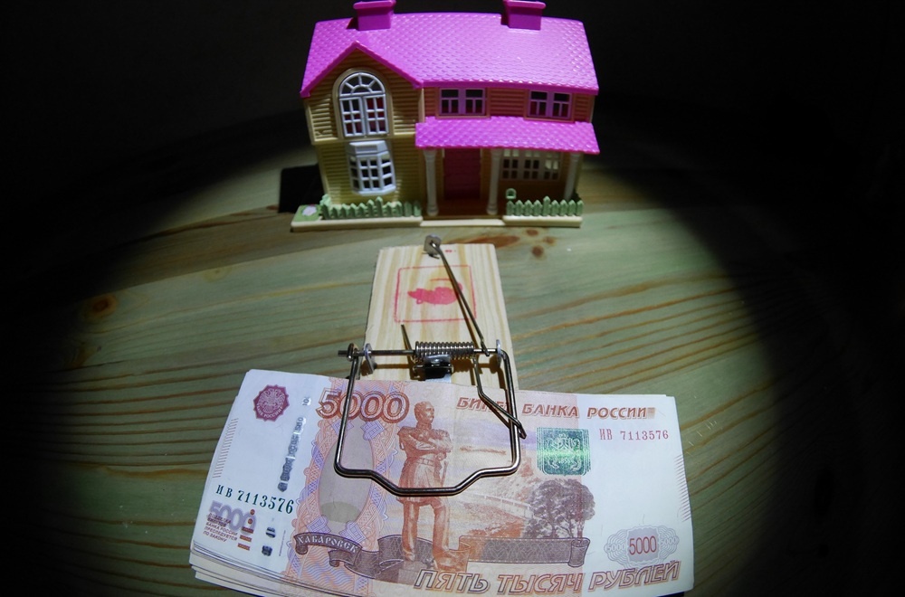    Передача иностранцу-нерезиденту крупной суммы наличными, например, при продаже дома, карается крупным штрафом. / Сергей Михеев