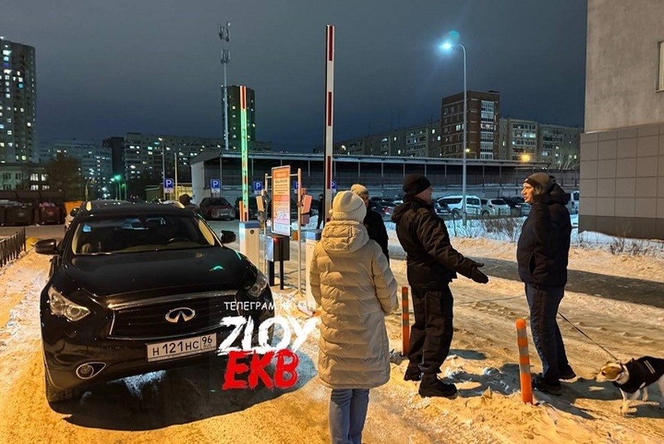    Водитель иномарки прокатил на капоте пешехода. Фото: тг-канал «Злой Екатеринбург»