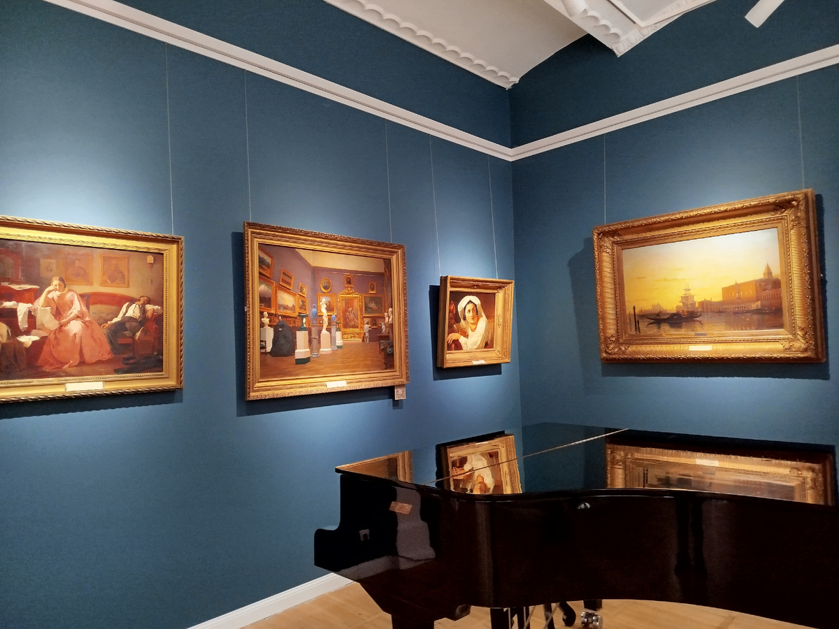 Картины и рояль.