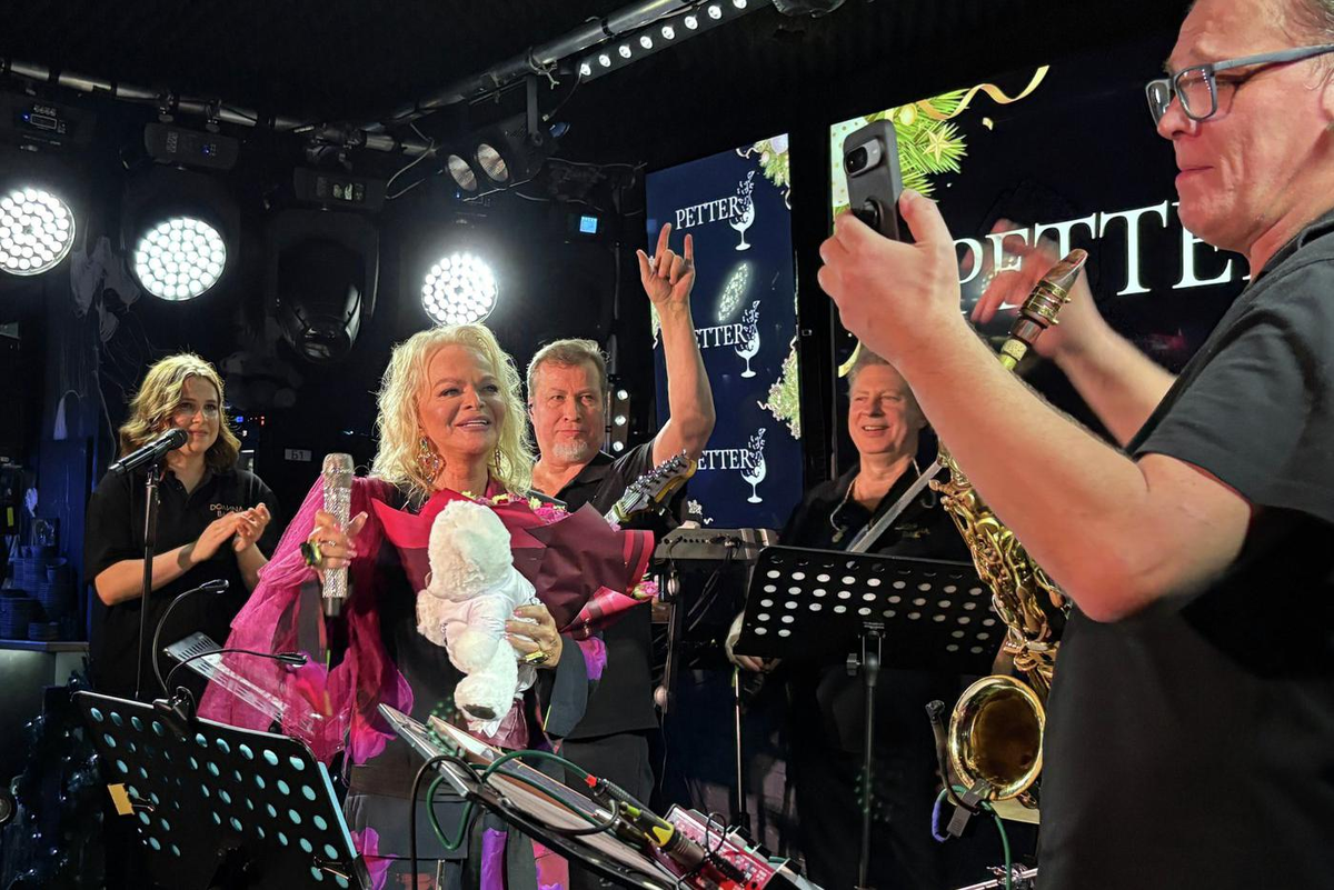 Выступление Ларисы Долиной в баре Petter. Фото из открытых источников.