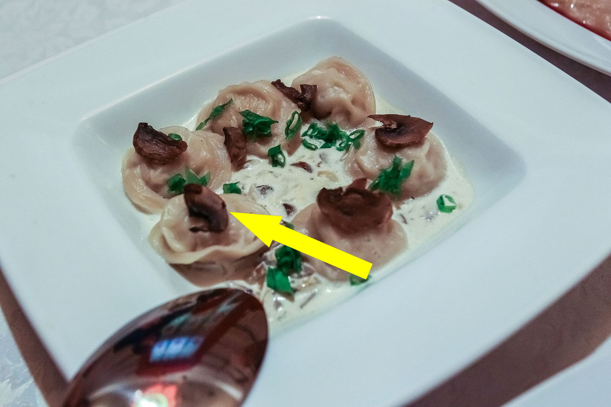    Тайга в тарелке пельмени из медвежатины с брусничным соусом