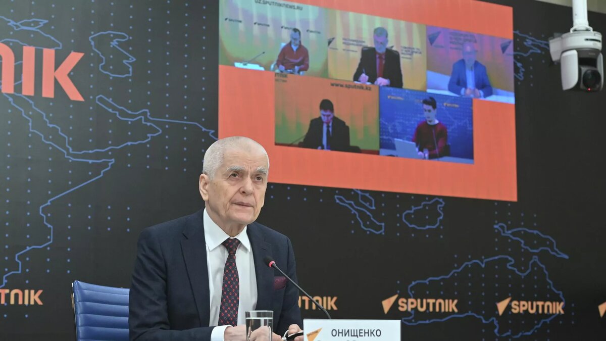 Геннадий Онищенко в ходе видеомоста / © Sputnik 