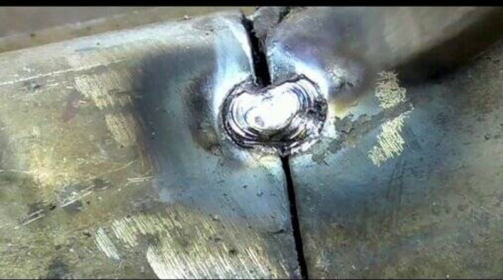 Перед сваркой делают прихватки этих деталей. Но опытные прихватками пользуются ещё вот для каких целей.