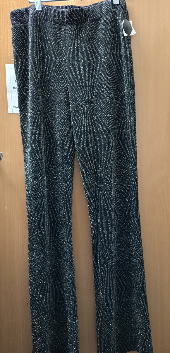 Обожаю я блёстки, стразы, хотя в жизни ношу их строго дозировано. Мимо этих брюк я не смогла пройти. Если в ближайшие дни не выкупят их - заберу, уже придумала как стилизовать. Пока пусть повисят в магазине. 