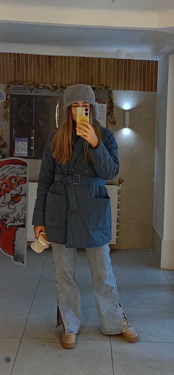 Лук-чеснок дня: куртка от питерского бренда Gate31, нашла в секонде в абсолютно новом состоянии. Шапка-ушанка и дутики куплены в Wildberries, джинсам лет сто уже. Фото сделано после похода в секонд, поэтому все мои уложенные волосы от примерок просто торчком)) 