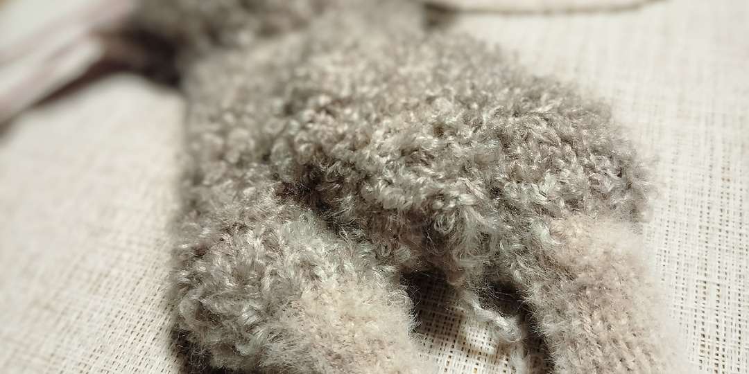 Овечка спицами в процессе