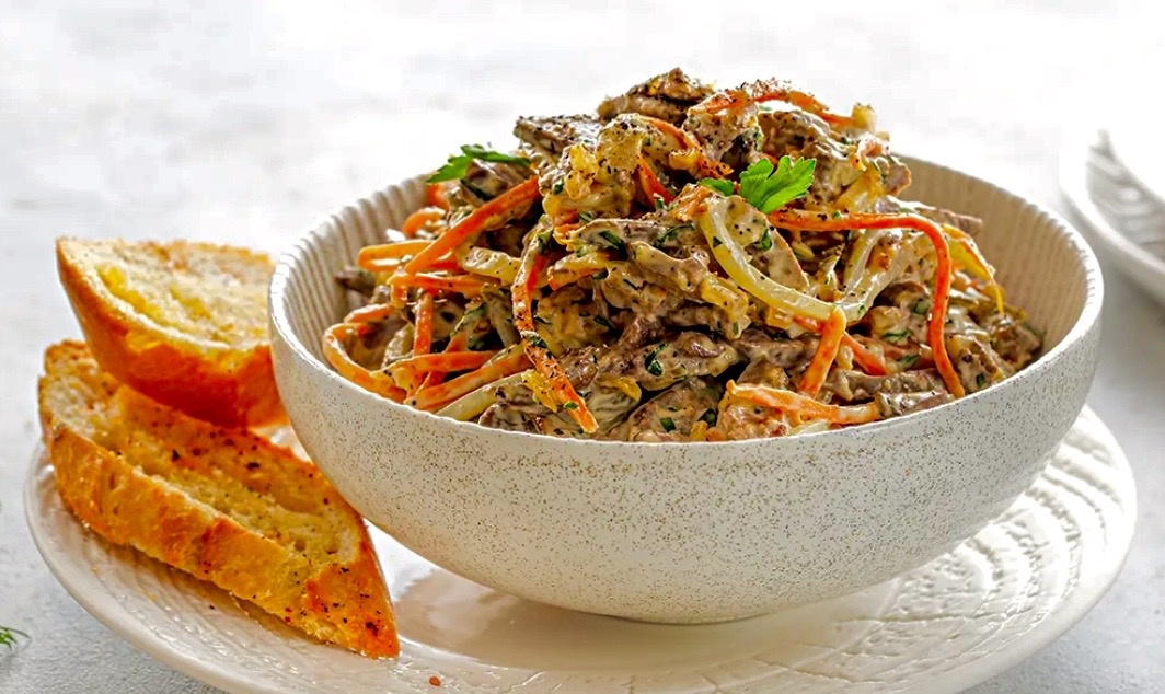 Салат из говяжьей печени с солеными огурцами и оригинальной заправкой.