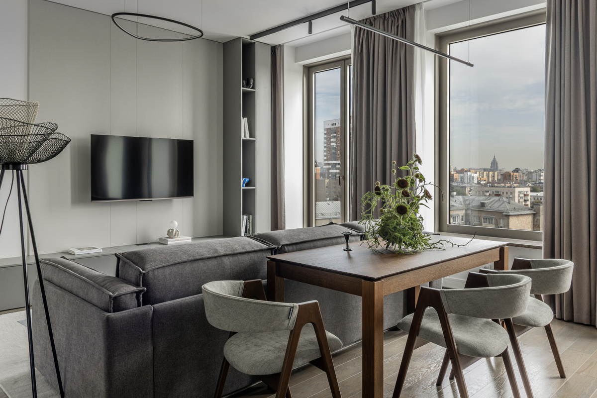 Просторная квартира, наполнением которой занималась Анна Сидорова (студия «Точка дизайна») уникальна своей локацией. Изюминка этого объекта в ЖК Lucky — открыточный вид на сталинские высотки и Москву-сити из панорамных окон