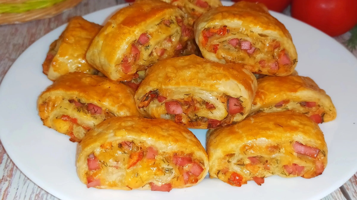 Слоёные рулетики с сыром и колбасой. Фото автора.