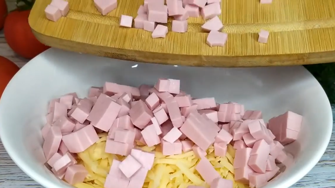 Рулетики из слоёного теста с сыром и колбасой. Фото автора.