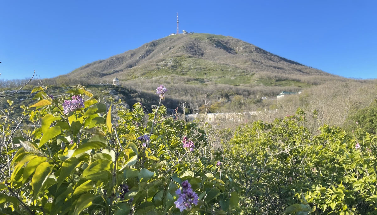 Гора Машук возвышается над Пятигорском на 360-540 метров. Её южный склон считается крутым (уклон 45 градусов), а северный — пологим (уклон 20 градусов).