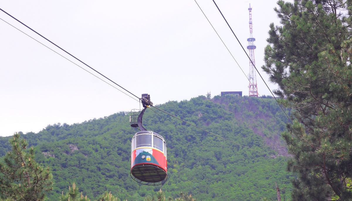 Канатная дорога в Пятигорске ведёт на гору Машук высотой 993,7 метра над уровнем моря.