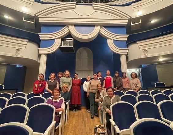 Художники перед пленэром в Центре Оперного Пения