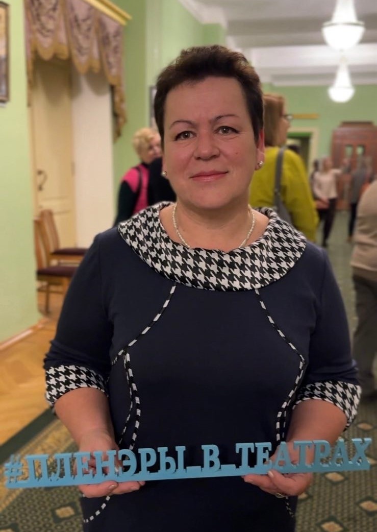 Юлия Райсфельд - куратор проекта и выставок #пленэры_в_театрах