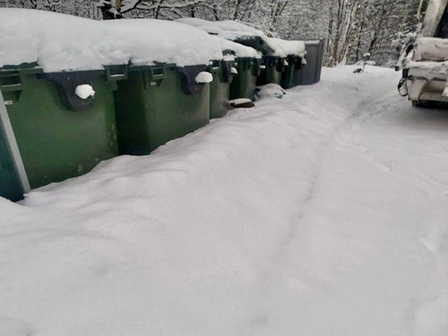 В Твери снег завалил подъезды к мусорным контейнерам