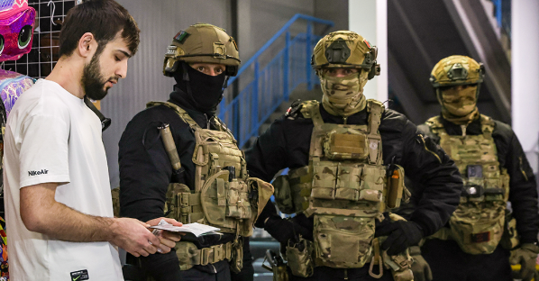 "Нету у меня денег на депортацию, насяльника!"  "У нас тоже нету!" - отвечают силовики РФ. 