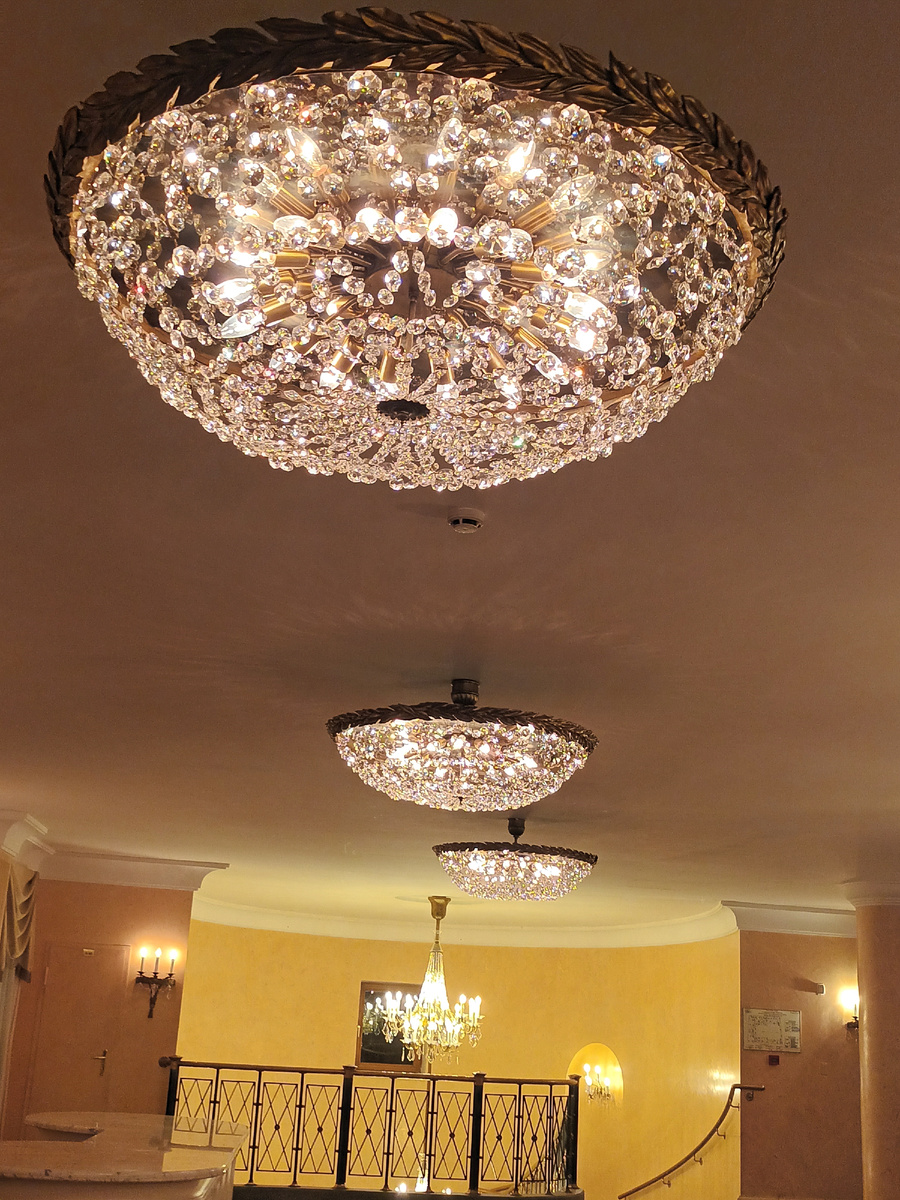 Люстры в Большом