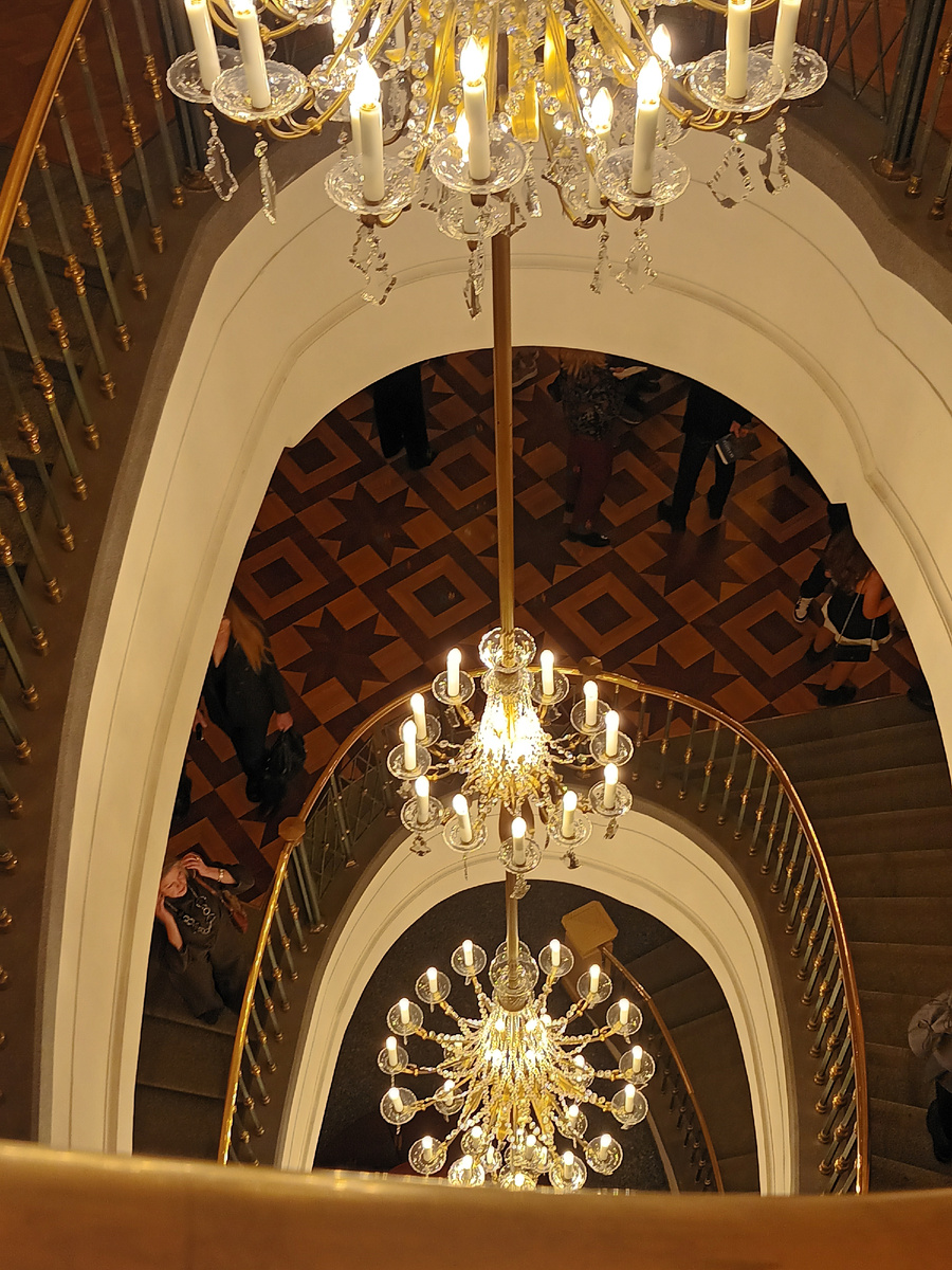 Вид с лестницы. В нетрезвом состоянии опасно, высоко !