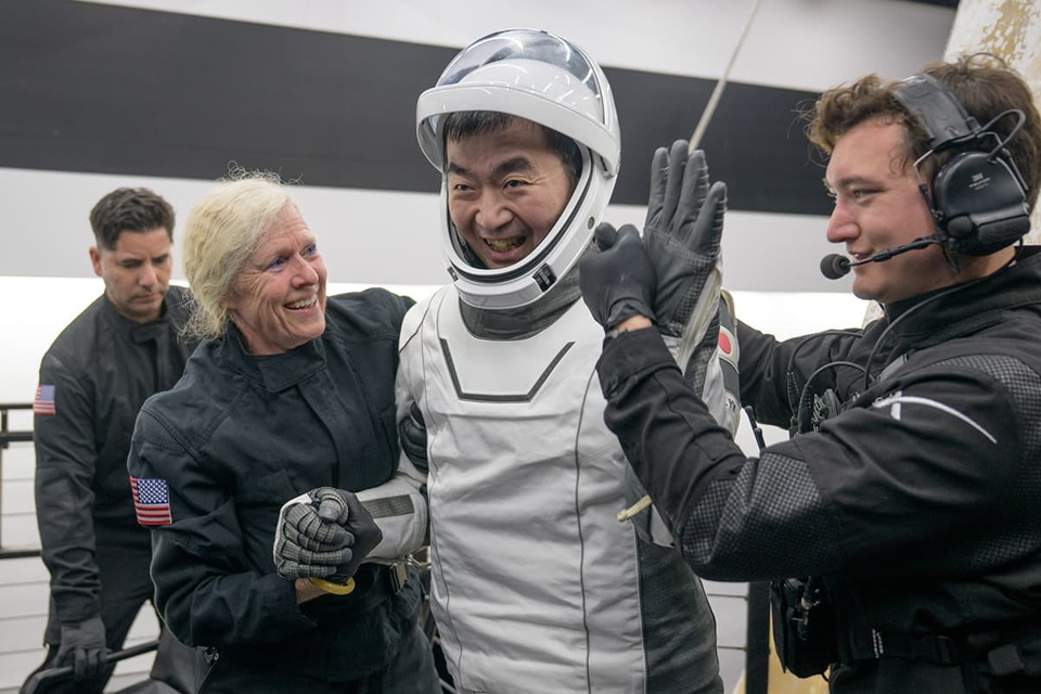 Кимия Юи после возвращения из космоса. Фото: NASA