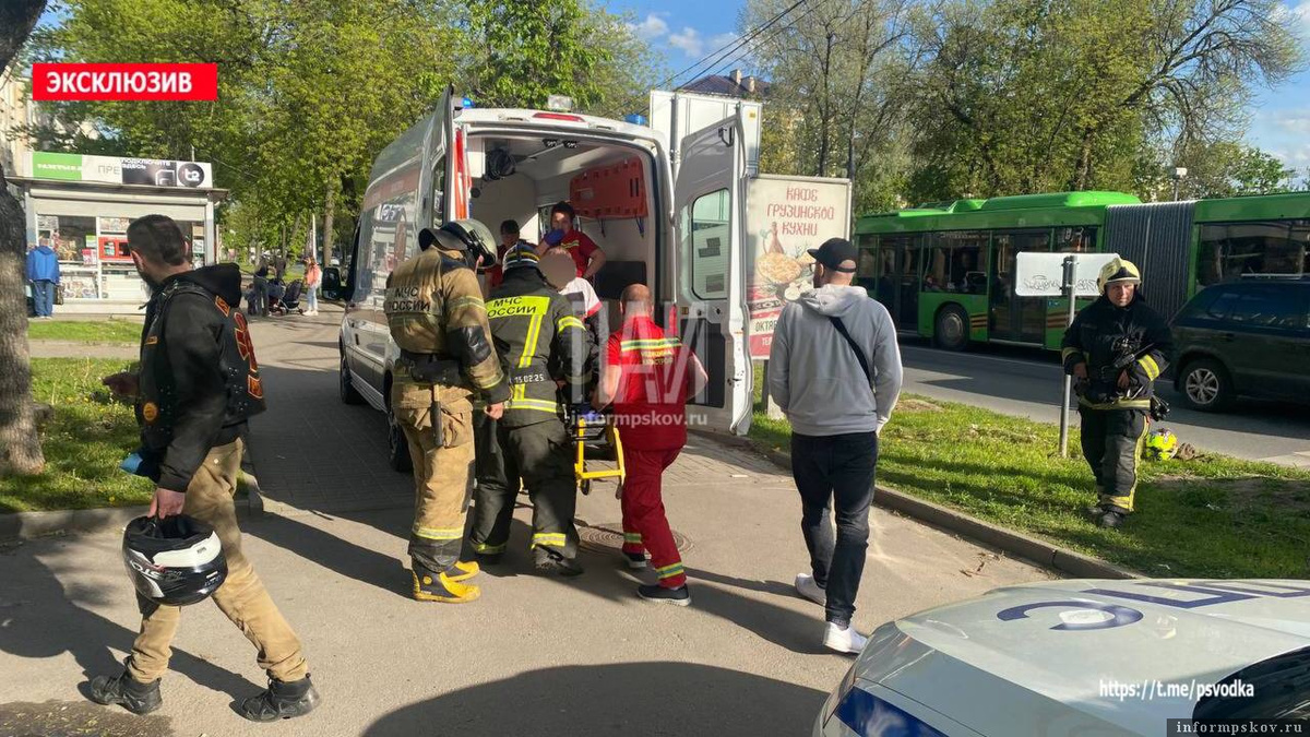 20 мая около Летнего сада в Пскове автомобилист, подрезав мотоциклиста, скрылся с места ДТП. Мотоциклиста госпитализировали. Фото: ПАИ