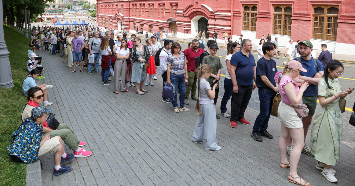 Поток людей, идущих в Мавзолей В.И. Ленина. Фото: Дмитрий Белицкий /агентство «Москва»