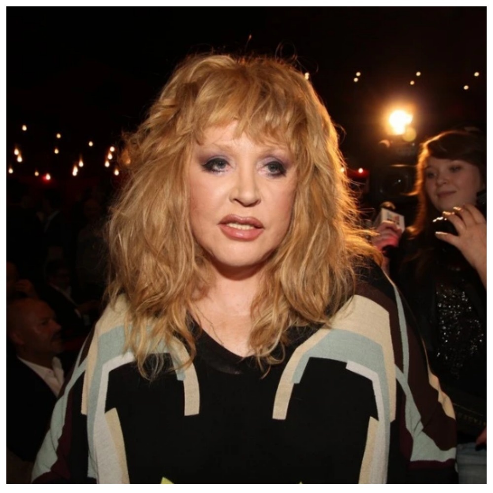 Алла Борисовна осталась одна на Кипре. 