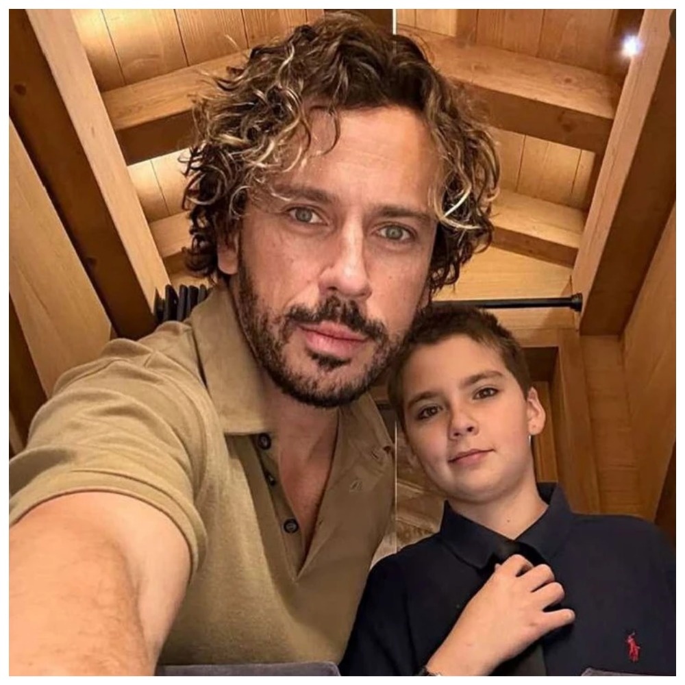 Гарри за последний год заметно изменился, стал серьезнее, подстриг длинные волосы