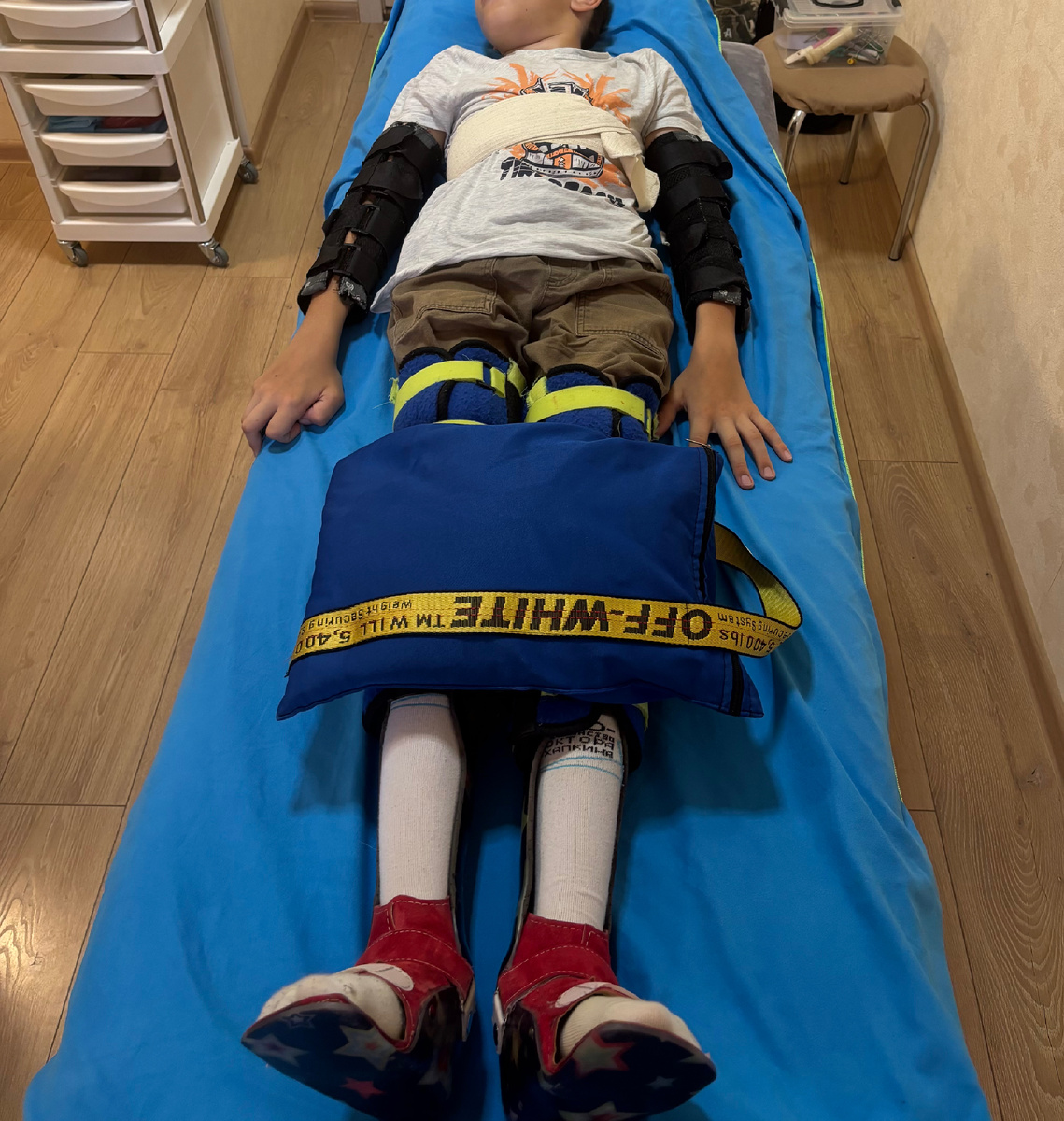 Пример позиционирования лежа при логопедических занятиях с ребенком с ДЦП