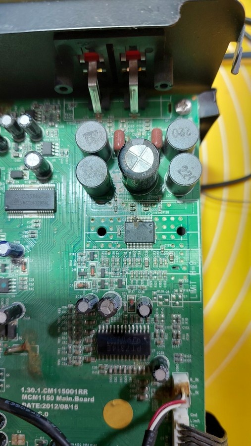 Микросхема усилителя очевидно сгорела.