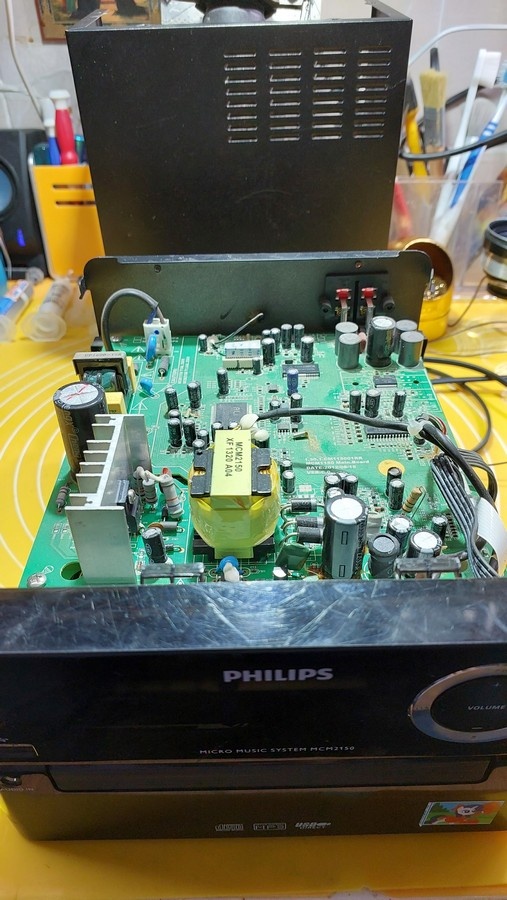 Вскрытие музыкального центра прошло без приключений.