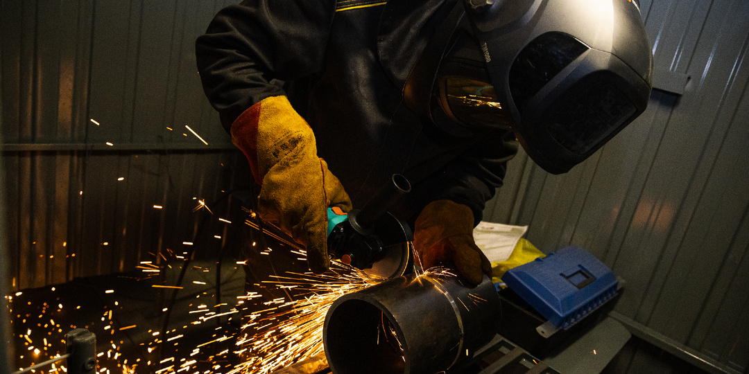 Должен ли сварщик работать УШМ (болгаркой)?