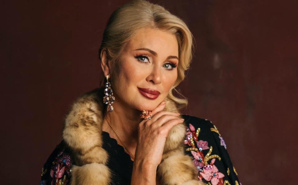 на фото Вика Цыганова