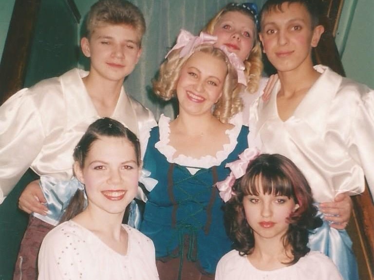 Мама в театре (по центру), играет в одном из моих любимых спектаклей Труффальдино!