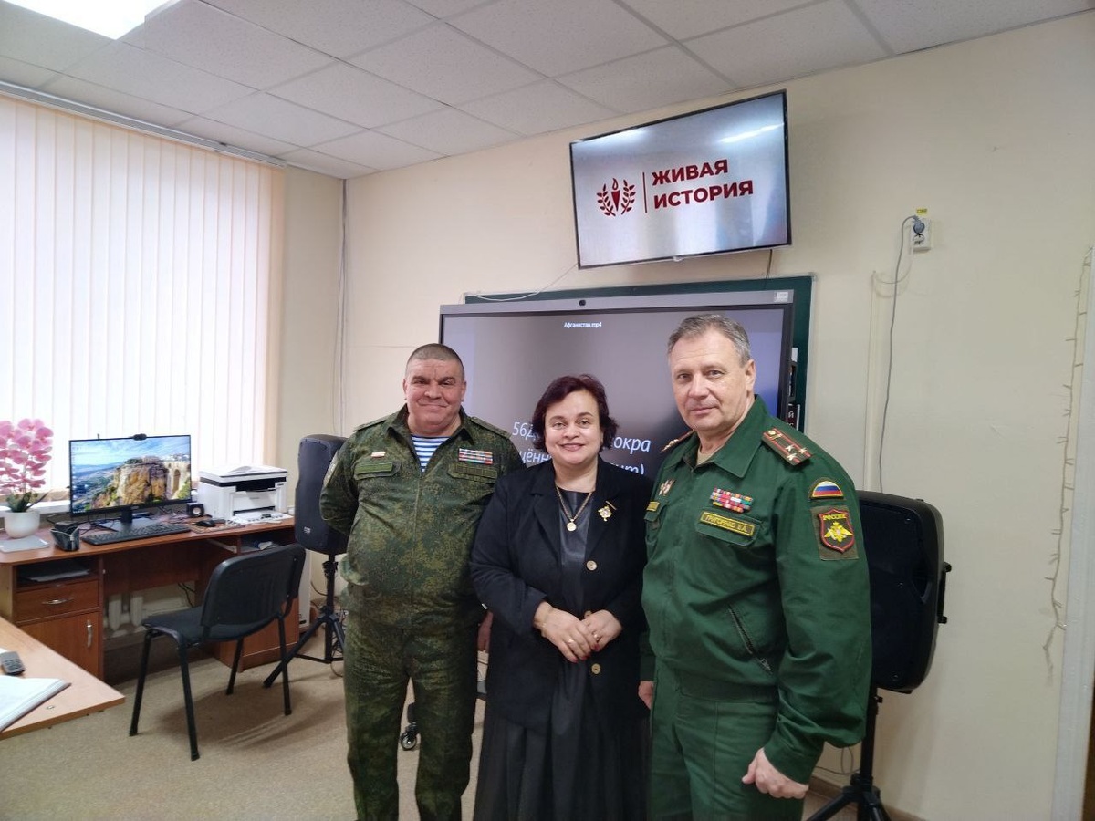 Совместное фото в музее истории ГБПОУ РК "Симферопольский политехнический колледж им. кн. Л.С. Голицына"