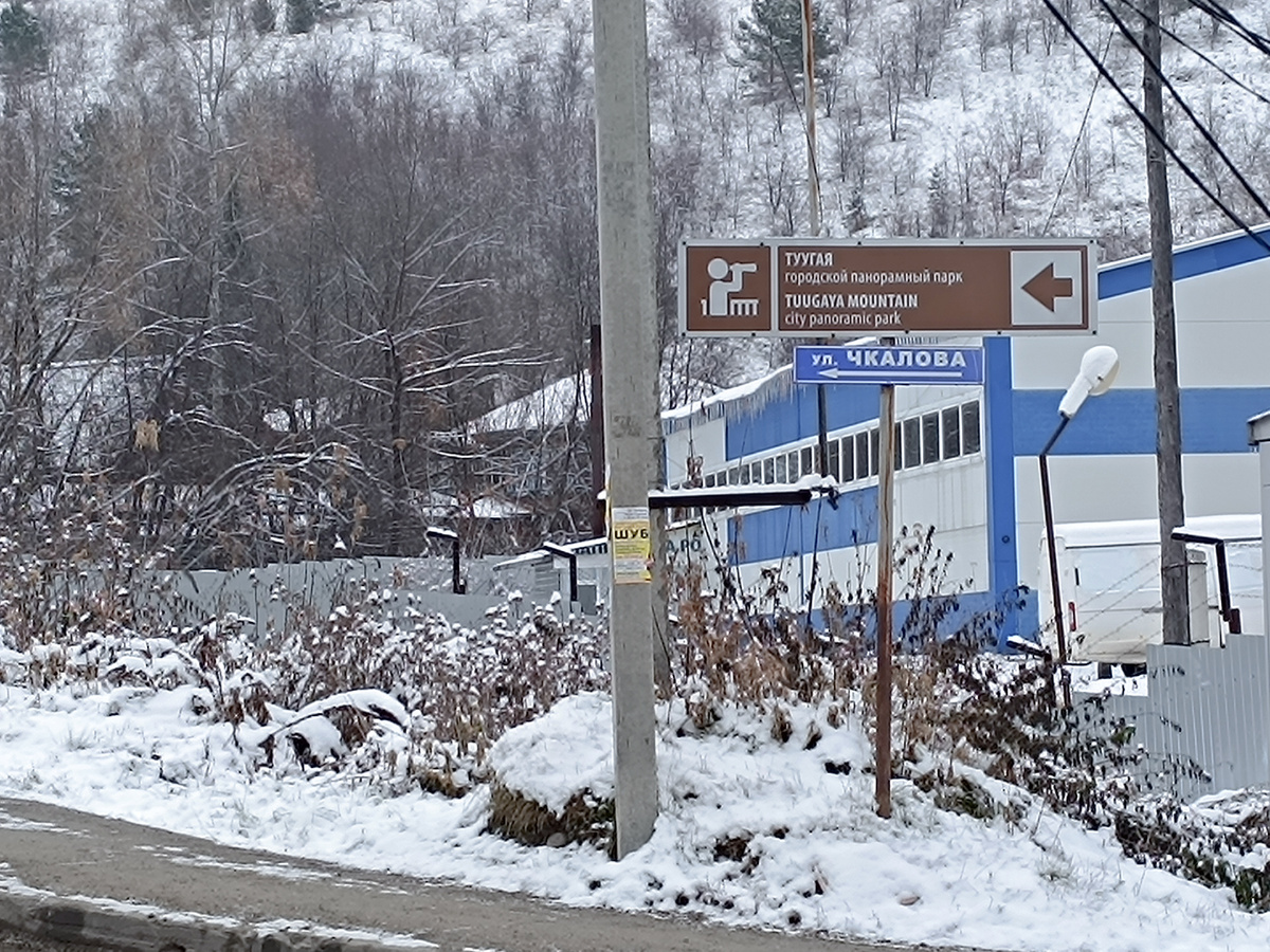 Указателей хватает, да и дорога центральная одна. 