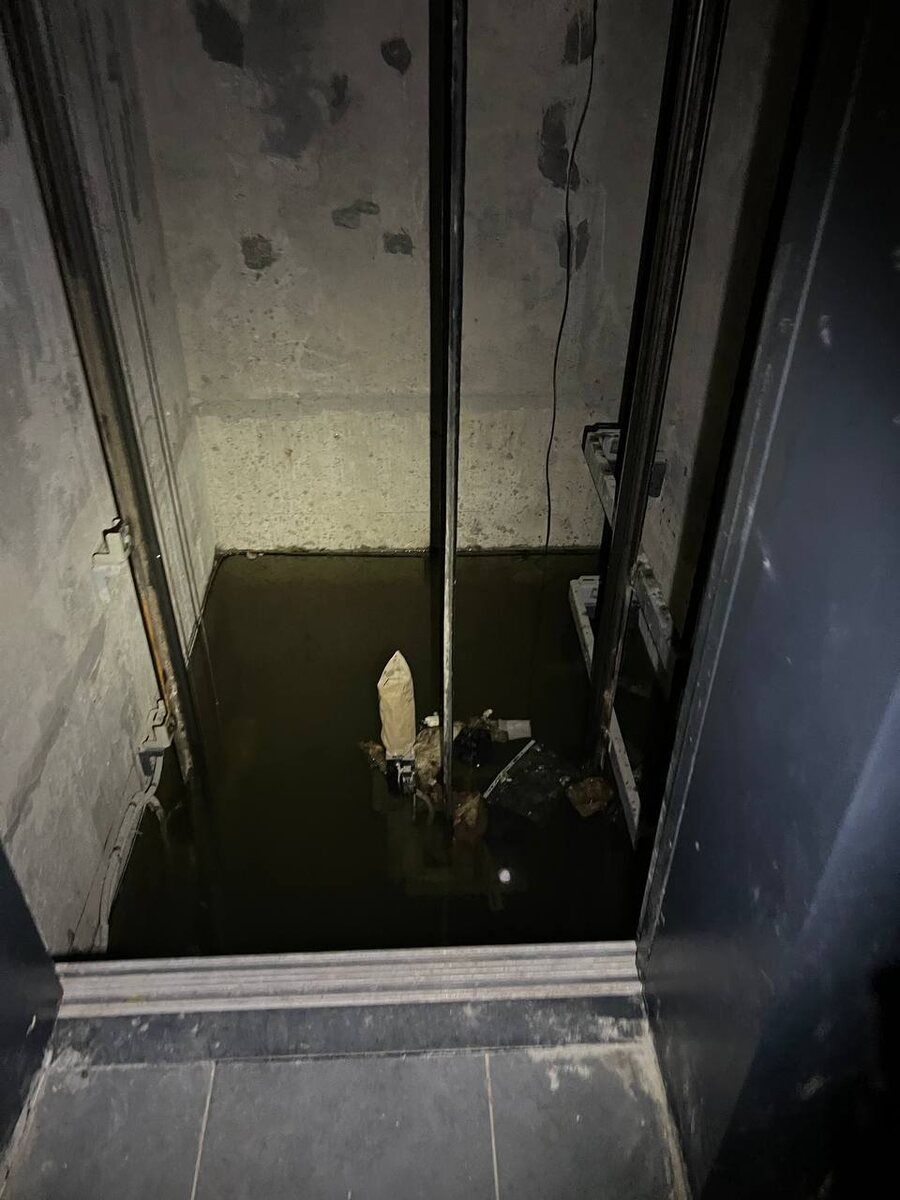 Фотки с водой в шахте лифта и на парковке для истории.