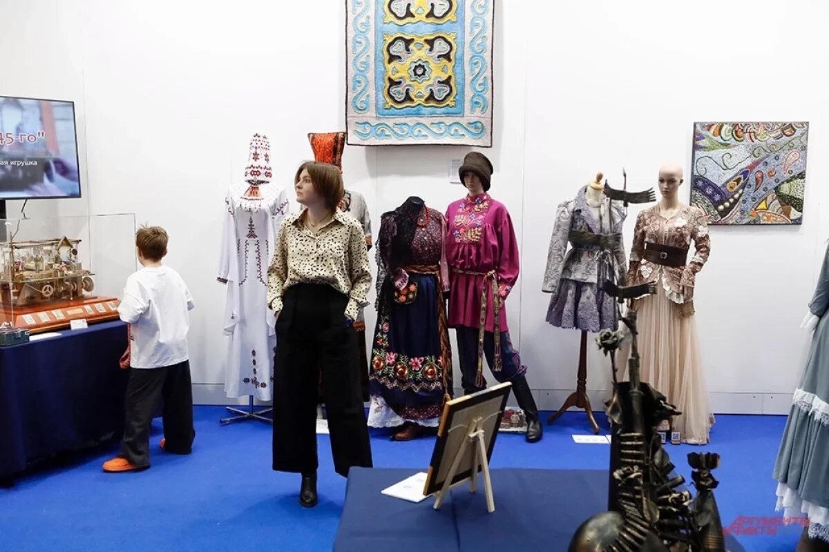    На выставке «Уникальная Россия» много стендов, павильонов и лавок с разнообразными товарами народных промыслов и ремесел.