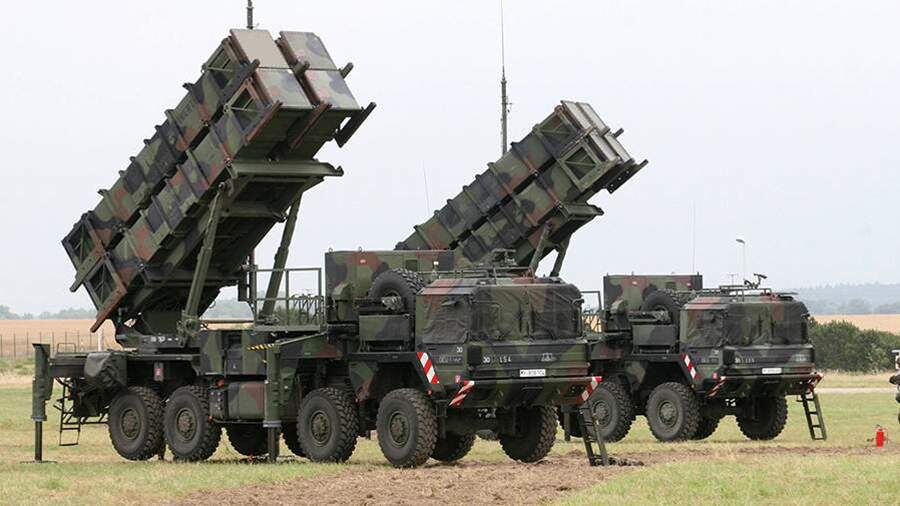 «Пэтриот» (англ. Patriot, с англ. — «патриот», войсковой индекс — MIM-104) — американский зенитный ракетный комплекс большого радиуса действия, состоящий на вооружении Армии США и армий ряда других стран мира.