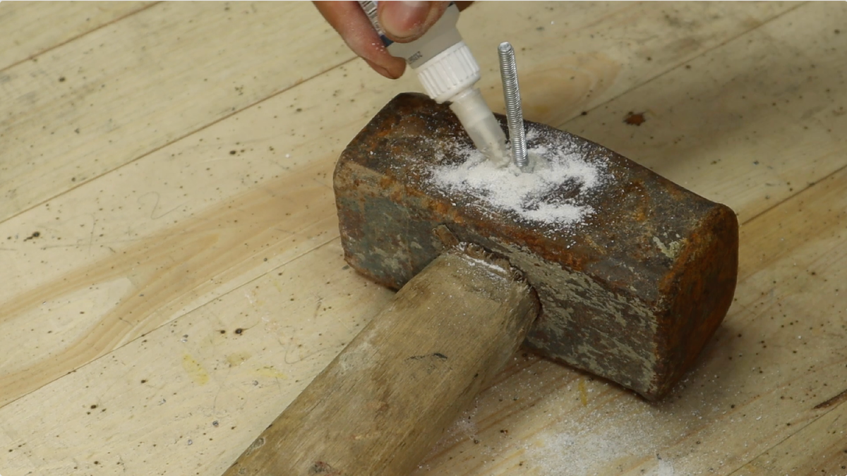 Ещё несколько лет назад пробовал приклеить болт к кувалде, и знаете, довольно прочно приклеился.