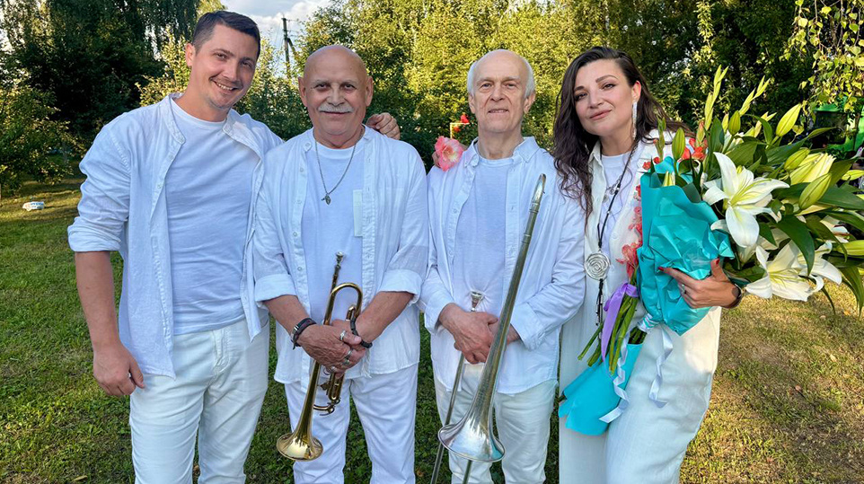 На фото артисты ВИА "Лейся, песня" - Владимир Калмыков, Анатолий Мешаев, Екатерина Ефименко и Николай Волегов