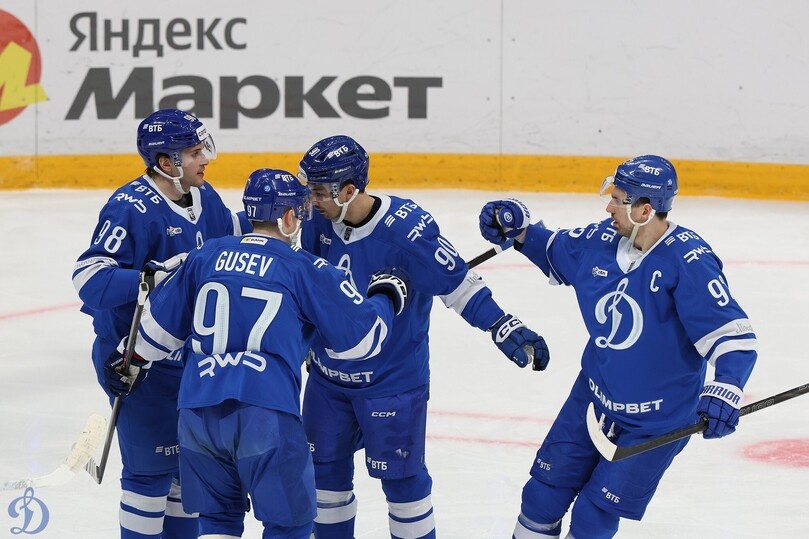     Бело-голубые отмечают взятие ворот "Лады" в понедельник / фото: сайт "Динамо"