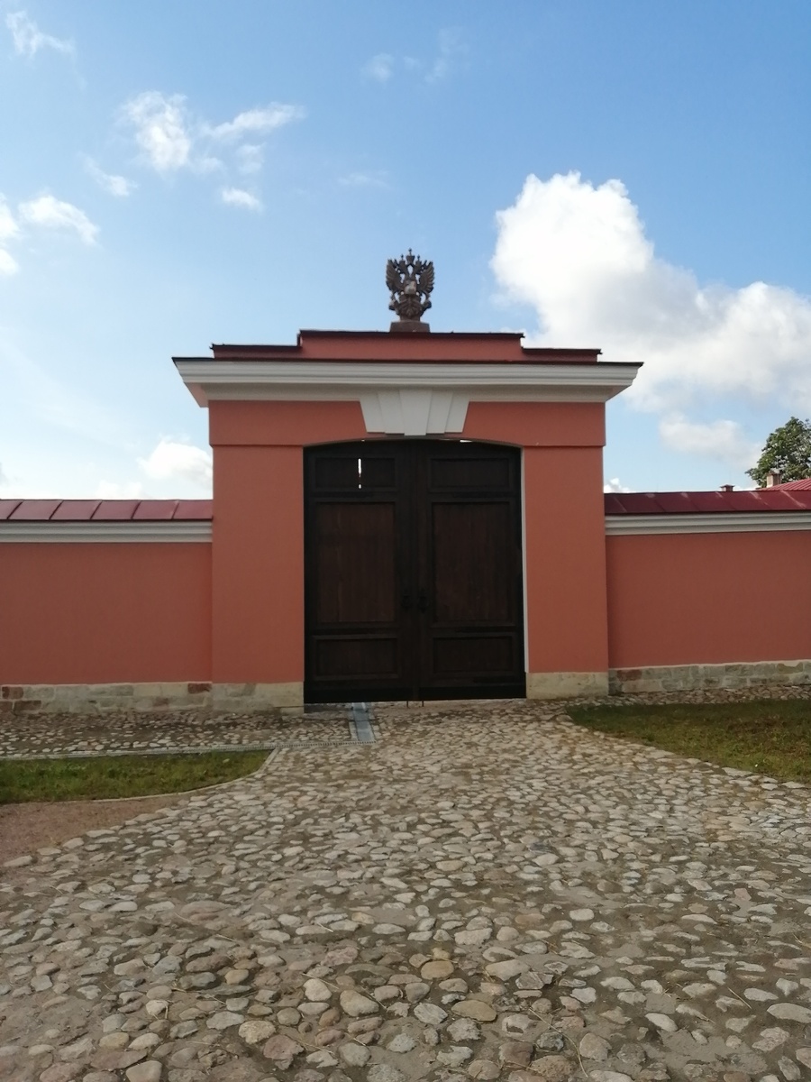 Есть в Выре домик Станционного смотрителя-первый в России музей, посвящённый литературному герою — персонажу повести А. С. Пушкина «Станционный смотритель». Музей расположен в здании бывшей почтовой станции, которая в пушкинское время находилась на Белорусском почтовом тракте, соединявшем Петербург с южными и западными губерниями России. 