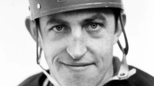 🤖 Иллюстрация улучшена нейросетью | ЦЭС ФЕДАТ | Советский хоккеист