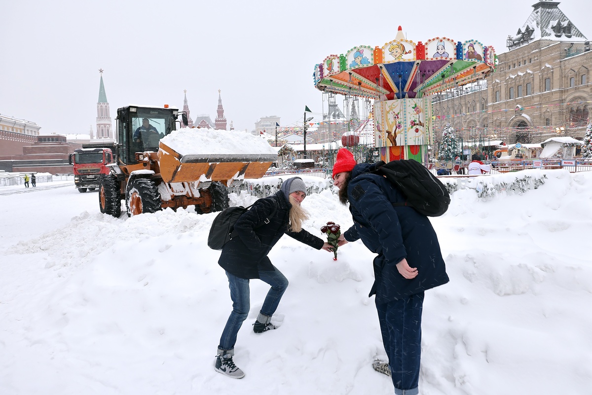   Несмотря на рекордный снегопад, город живет обычной жизнью, а для молодых москвичей такое обилие снега - просто повод сделать кино. / Сергей Михеев/ РГ