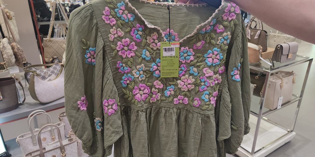 ОДЕЖДА И АКСЕССУАРЫ РУЧНОЙ РАБОТЫ В ТОРГОВОМ ЦЕНТРЕ CENTRAL PATTAYA В ТАИЛАНДЕ