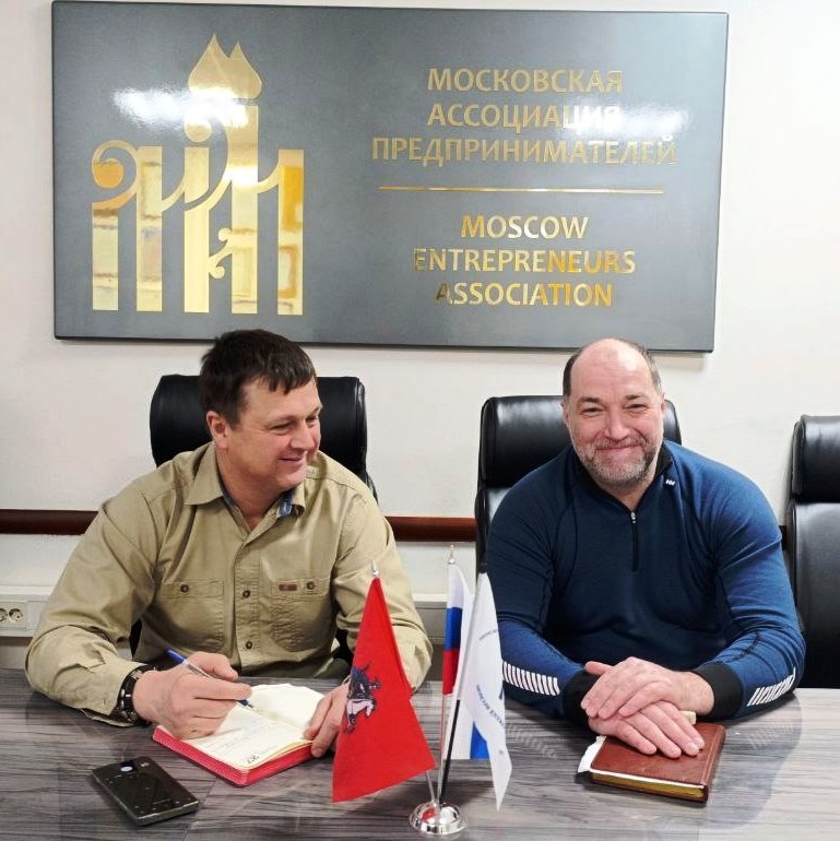 Слева направо: советник Президента МАП Цапенко А.Д., Председатель Правления АНО «Центр изучения политических элит ЭлитИс»  Крючков А.В.