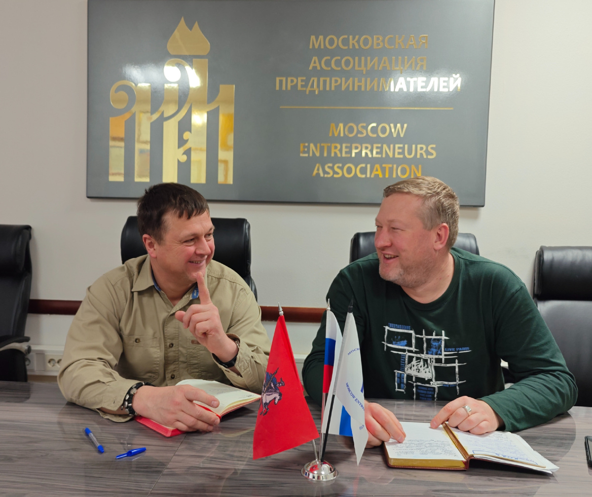 Слева направо: советник Президента МАП Цапенко А.Д., Координатор специальных проектов МГО ЛДПР  Большаков Д.В. 