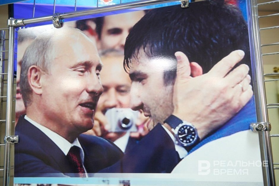    Владимир Путин с российским дзюдоистом Тагиром Хайбулаевым, выступавшим за татарстанское «Динамо». Реальное время / realnoevremya.ru